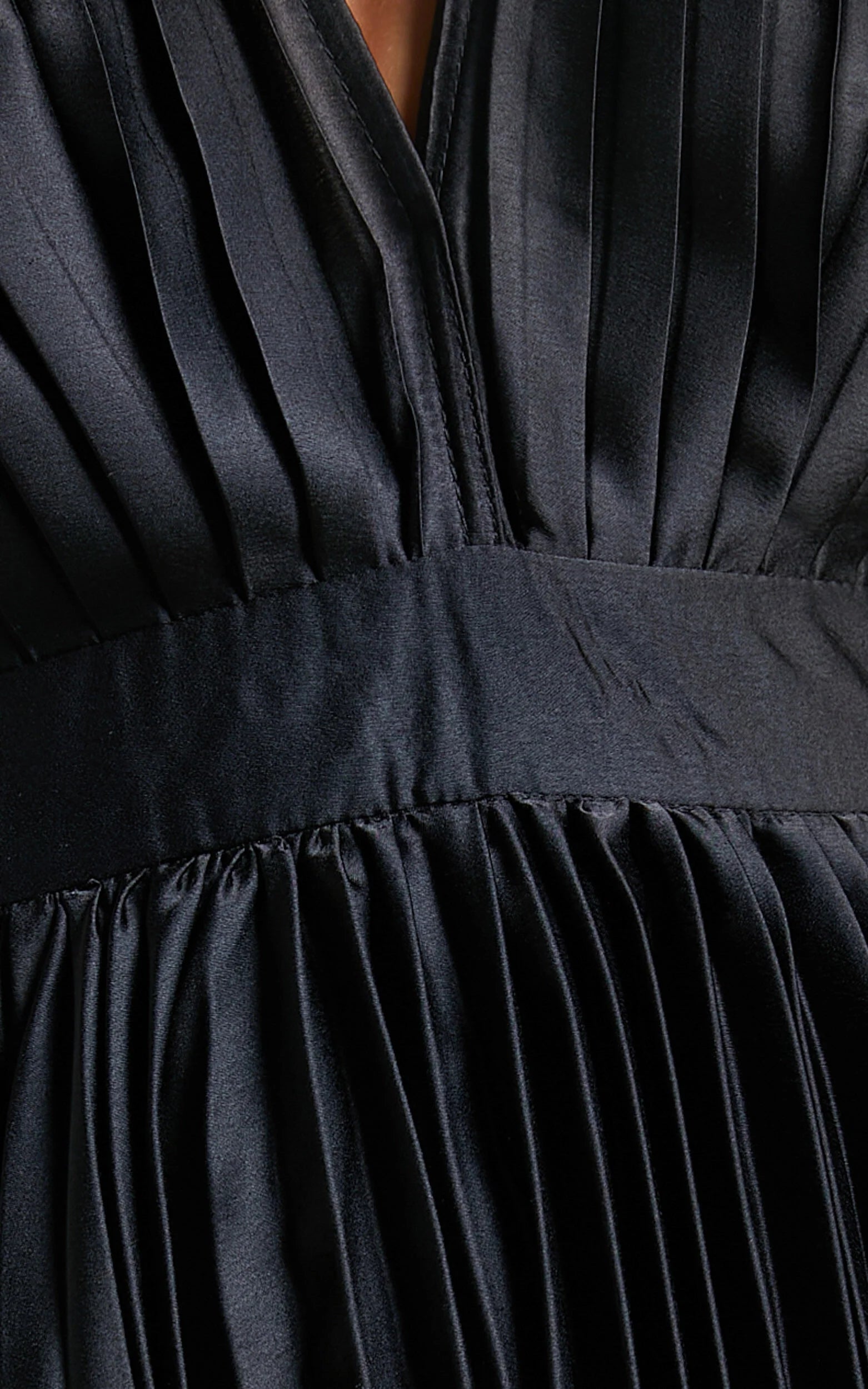 Della Midi Dress - Plunge Neck Short Sleeve Pleated Dress in Black
